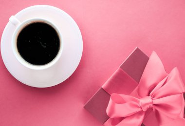 Lüks hediye kutusu ve pembe arka plan üzerinde kahve fincanı, flatlay desig