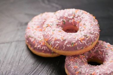 Dondurulmuş donutlar, kırsal ahşap üzerinde tatlı tatlılar. 