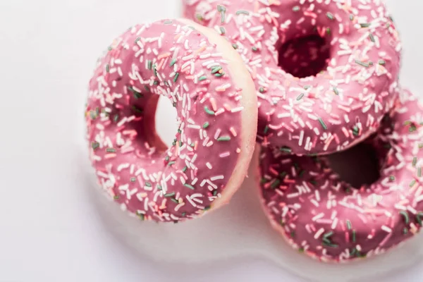 Milchig bestreute Donuts, süßes Gebäck Dessert auf Marmortisch — Stockfoto