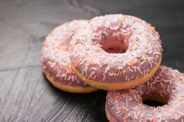 Dondurulmuş donutlar, kırsal ahşap üzerinde tatlı tatlılar. — Stok fotoğraf