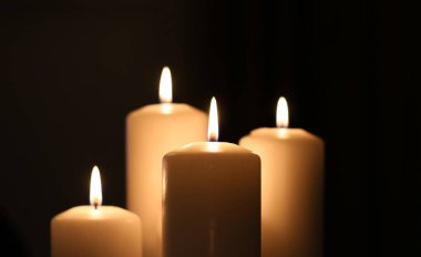 Aromatik vanilya sarısı mumlar gece, Noel, Yeni Yıl