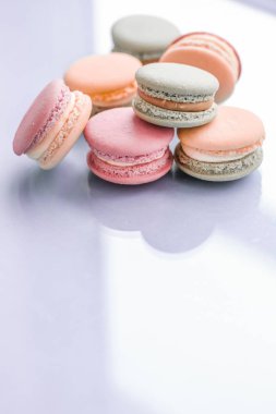 Mavi arka planda Fransız kurabiyeleri, Paris 'in şık cafe tatlıları.,