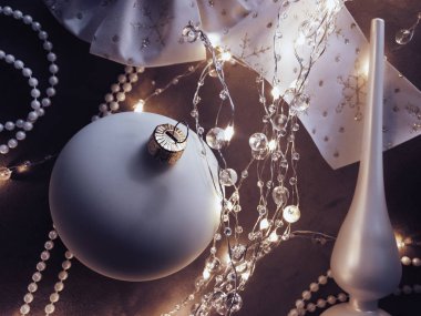 Festival olarak Noel ağacı süslemeleri, takılar, fiyonklar ve çelenkler