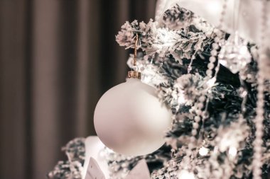 Festival olarak Noel ağacı süslemeleri, takılar, fiyonklar ve çelenkler