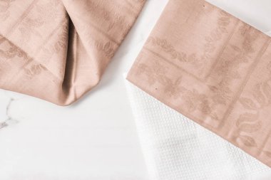 Şık beyaz mermer arka plan, peçete ve towe üzerine mutfak tekstili