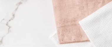 Şık beyaz mermer arka plan, peçete ve towe üzerine mutfak tekstili