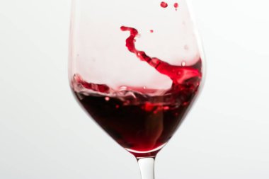 Bir kadeh kırmızı şarap, lüks tadımlık etkinlikte içki.