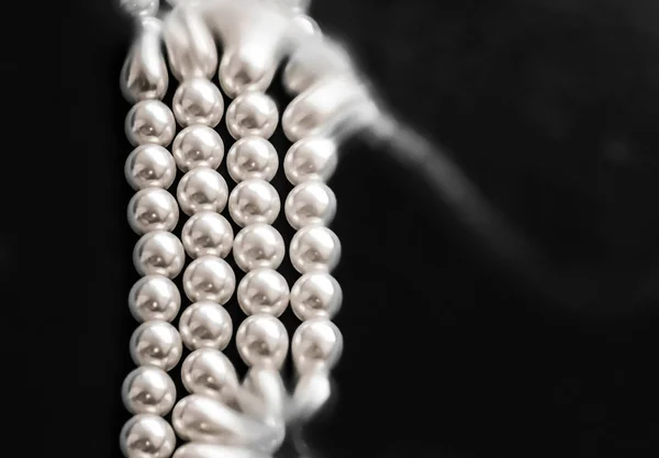 Biżuteria przybrzeżna moda, perłowy naszyjnik pod czarną wodą powrót — Zdjęcie stockowe