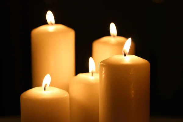Aromatic vanilla yellow candles set at night, Christmas, New Yea — Stock Photo, Image