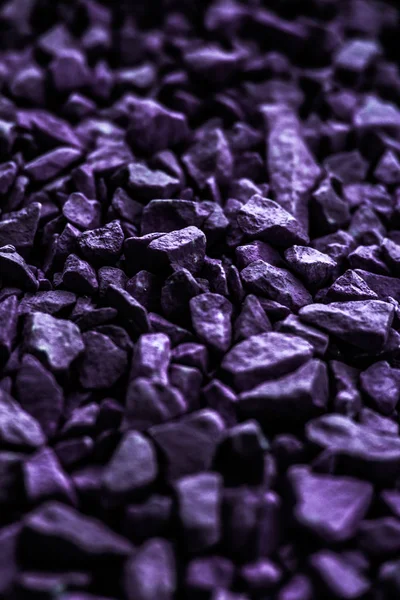 Фиолетовый камень галька как абстрактная текстура фона, пейзаж — стоковое фото