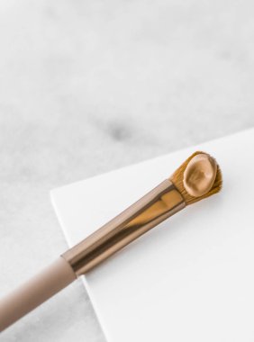 Makyaj şişesi ve mermer, makyaj fırçası