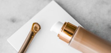 Makyaj şişesi ve mermer, makyaj fırçası