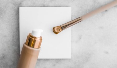 Makyaj şişesi ve mermer, makyaj fırçası