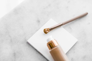 Makyaj şişesi ve mermer, makyaj fırçası