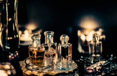 Parfüm şişeleri ve gece kaliteli koku, aroma kokusu, fra