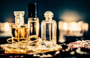 Parfüm şişeleri ve gece kaliteli koku, aroma kokusu, fra