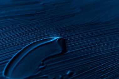 Kozmetik soyut doku arka planı, mavi akrilik boya fırçası 