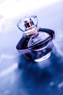 Mor suyun altında parfüm şişesi, kız gibi tatlı deniz kıyısı kokusu.