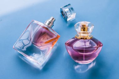 Parlak arka planda pembe parfüm şişesi, tatlı çiçek kokusu, gl