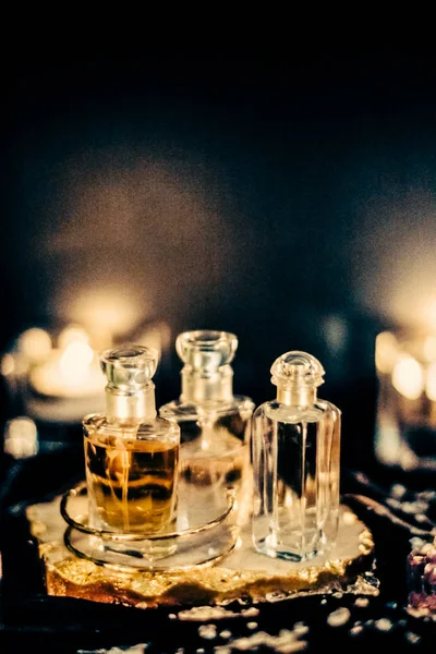 Parfümflaschen und vintage-duft bei nacht aromaduft duftende