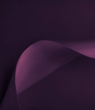 Mor arka planda soyut kıvrımlı ipek kurdele, özel lüks.