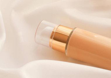 Tonal BB krem şişesi. Çıplak kayak için sıvı temel.