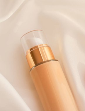 Tonal BB krem şişesi. Çıplak kayak için sıvı temel.
