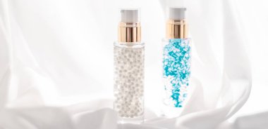 Cilt serumu ve makyaj jeli şişesi, nemlendirici lokasyon.