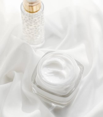 Yüz kremi, nemlendirici kavanoz ve beyaz ipeğe serum jeli, deri araba.