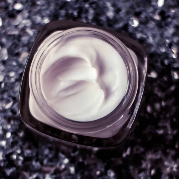 Crema facial de lujo para una piel sana sobre un fondo brillante , —  Fotos de Stock