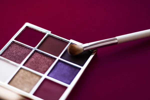 Eyeshadow palette and make-up brush on wine background, eye shad — Stock Photo, Image