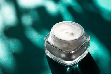 Hassas cilt için güzellik kremi, nemlendirici lüks kaplıca kooperatifi.