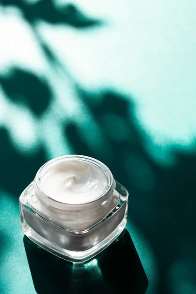 Crema facial de belleza para piel sensible, hidratante spa de lujo co — Foto de Stock