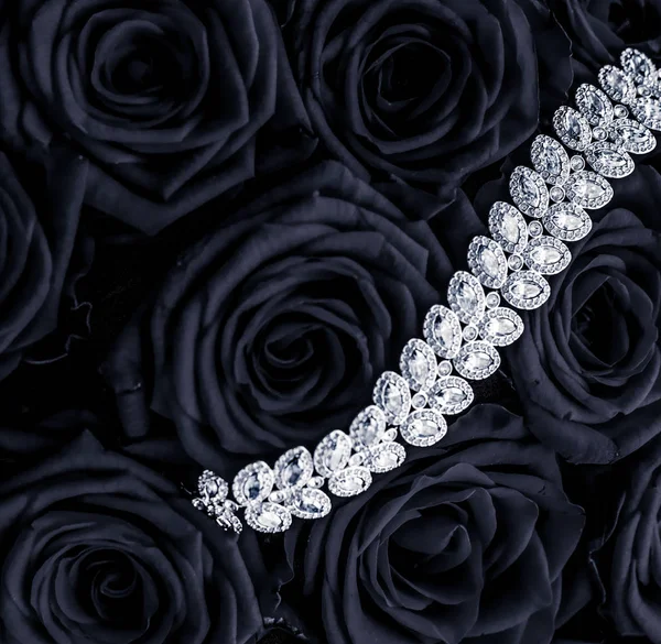豪華なダイヤモンドジュエリーブレスレットと黒のバラの花、愛のgi — ストック写真
