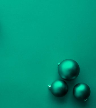 Yeşil flatlay zemin üzerinde Noel baubles, lüks kış holid