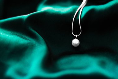 Koyu zümrüt yeşili ipek sırt lüks beyaz altın inci kolye