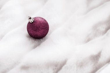 Beyaz kabarık kürk fon mor Noel baubles, lüks wi