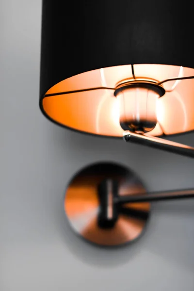 Lâmpada de bronze em um quarto, iluminação moderna elegante da decoração da casa — Fotografia de Stock