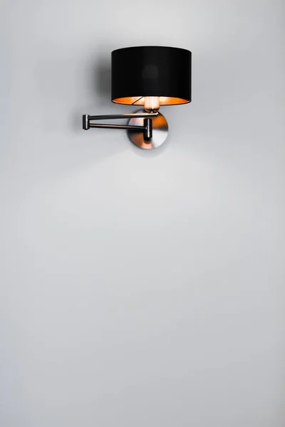 Brons lampa i ett rum, elegant modern Heminredning belysning — Stockfoto