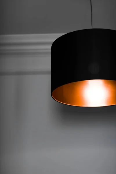 Lâmpada de bronze em um quarto, iluminação moderna elegante da decoração da casa — Fotografia de Stock