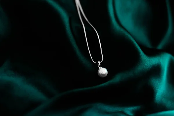 Πολυτέλεια λευκό χρυσό μαργαριτάρι κολιέ σε σκούρο σμαράγδι πράσινο μετάξι πίσω — Φωτογραφία Αρχείου