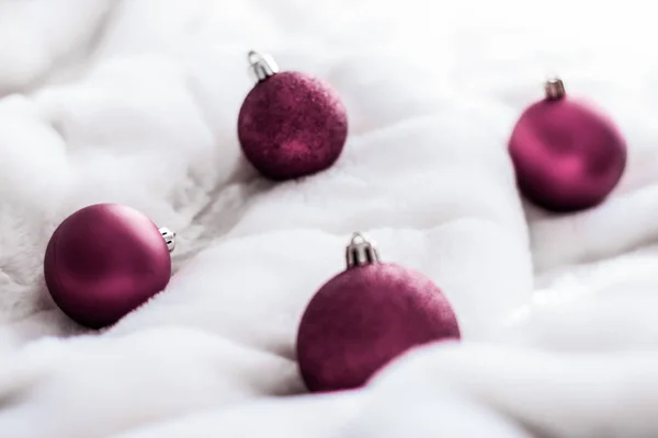 Purple Christmas baubles em fundo de pele macia branca, luxo wi — Fotografia de Stock