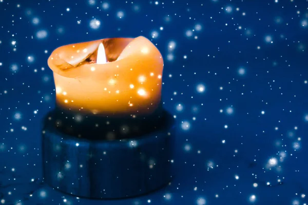Жовта святкова свічка на синьому ігристому сніжному фоні, Люсі — стокове фото