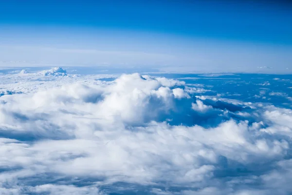 Fundo azul céu, nuvens brancas e luz solar brilhante — Fotografia de Stock