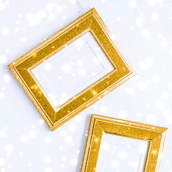 Goldener Fotorahmen und glitzernder Glitzerschnee auf Marmorplatten — Stockfoto