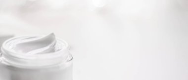 Tatil arkaplanındaki yüz kremi nemlendirici kavanozu.