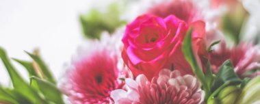 Bahar çiçekleri çiçek açıyor, soyut çiçek sanatı geri dönüyor.