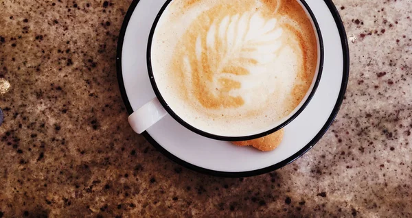 Cappuccino untuk sarapan di kantin, cangkir kopi di atas meja di pa — Stok Foto