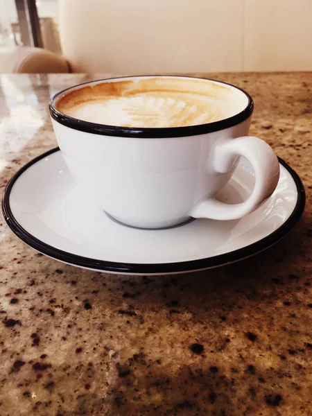Cappuccino voor ontbijt in cafetaria, koffiekop op tafel in PA — Stockfoto
