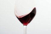 Sklenice červeného vína, nalévání nápoje na luxusní akci